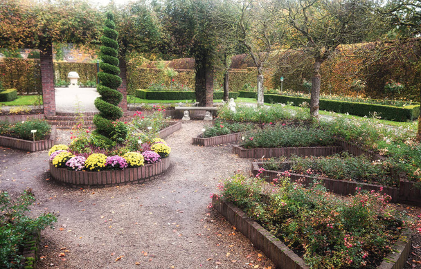 Arcen, Hollanda, 24 Ekim 2020: Sonbahar renklerinde Arcen Kalesi 'nin güzel bahçesi. - Fotoğraf, Görsel