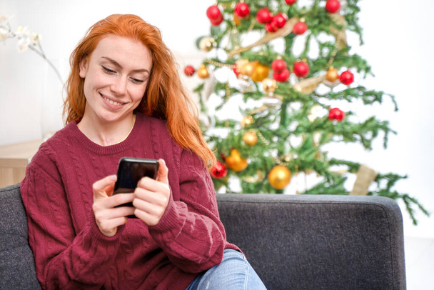 Šťastná žena textové zprávy během vánočních oslav - Fotografie, Obrázek