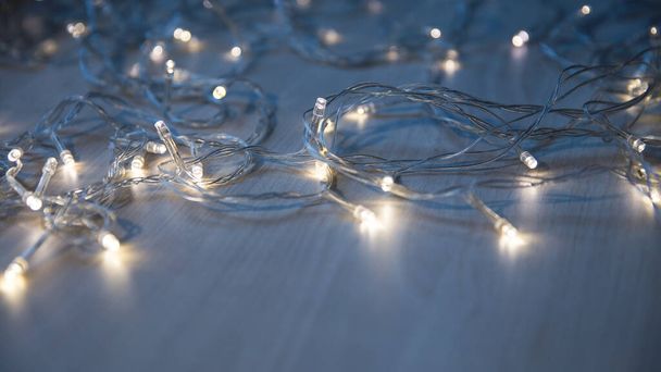 Światła świąteczne na ciemnoniebieskim tle z miejsca na ksero. Girlanda dekoracyjna - Zdjęcie, obraz