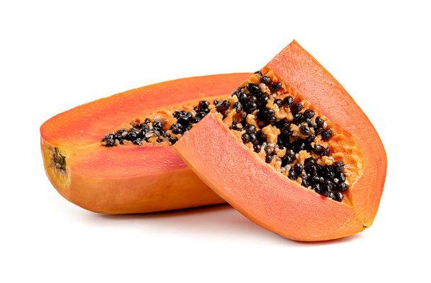 Rodaja de papaya madura aislada sobre fondo blanco - Foto, imagen
