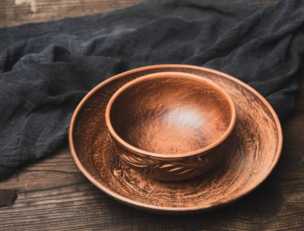 platos de cerámica marrones vacíos en una mesa de madera, vista superior - Foto, Imagen
