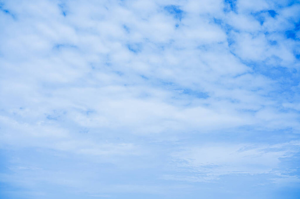 Natural de cielo azul y fondo de nube con espacio de copia para el diseño - Foto, imagen