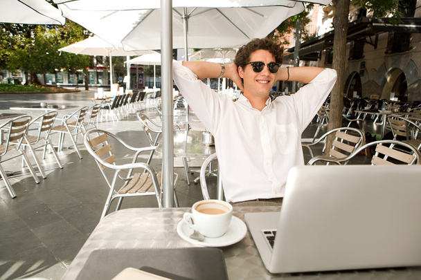 Homme d'affaires assis avec ordinateur portable
 - Photo, image