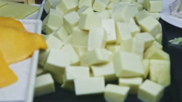 foco close-up dentro e fora de diferentes tipos de fatias de queijo na praça de alimentação - Filmagem, Vídeo