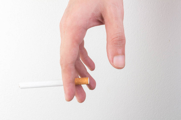 hand hold cigarette isolated on white background - Foto, afbeelding