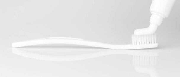 οδοντόβουρτσα οδοντόβουρτσα απομονωμένη σε λευκό φόντο. - Φωτογραφία, εικόνα