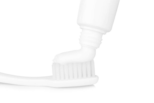 szczoteczka do zębów pasty izolowane na białym tle. - Zdjęcie, obraz