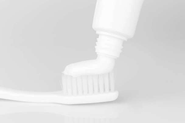 cepillo de dientes de pasta de dientes aislado sobre fondo blanco. - Foto, Imagen