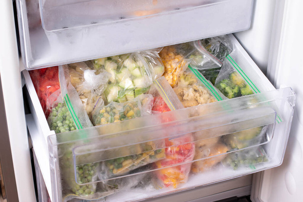 Асортимент заморожених овочів у домашньому холодильнику. Заморожена їжа в морозильній камері
 - Фото, зображення