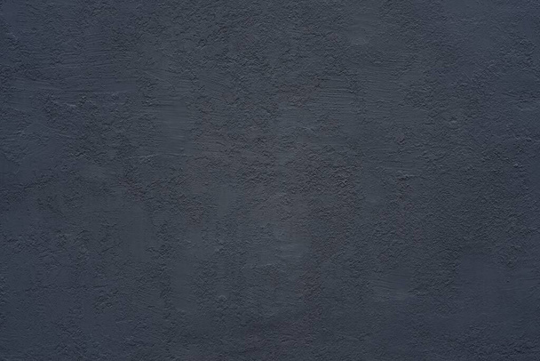 homogene grove en ruwe textuur gepleisterde muur van donkerblauwe kleur voor achtergrond of behang - Foto, afbeelding
