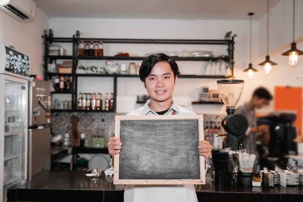 asian barista holding a chalkboard - Zdjęcie, obraz