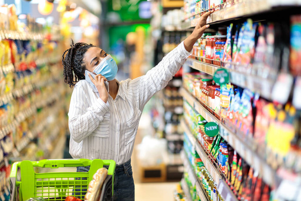 Black Lady μιλώντας στο τηλέφωνο Αγορά τροφίμων στο σούπερ μάρκετ κατάστημα - Φωτογραφία, εικόνα