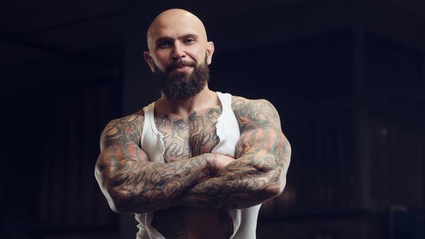 brutal tattooed bearded man in the gym - Zdjęcie, obraz