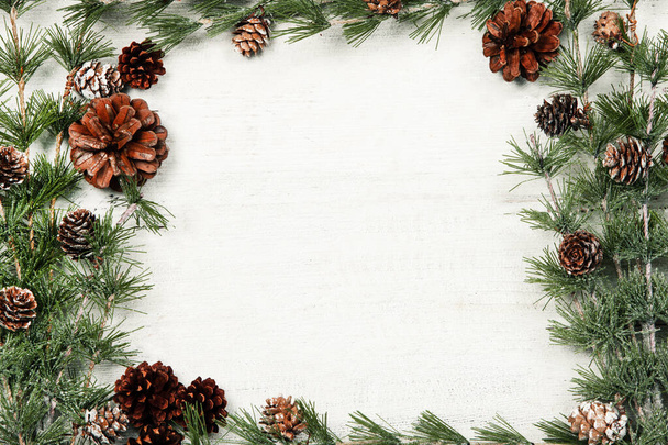 Feliz Ano Novo 2020 cartão de saudação. Ramos de Natal em fundo de madeira rústica. Espaço para SMS. Vista superior - Foto, Imagem