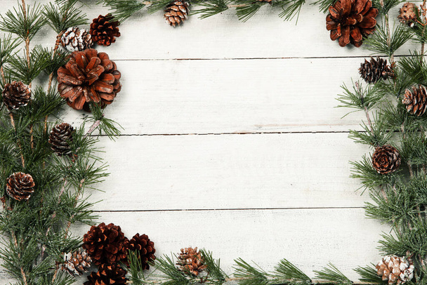 Feliz Ano Novo 2020 cartão de saudação. Ramos de Natal em fundo de madeira rústica. Espaço para SMS. Vista superior - Foto, Imagem