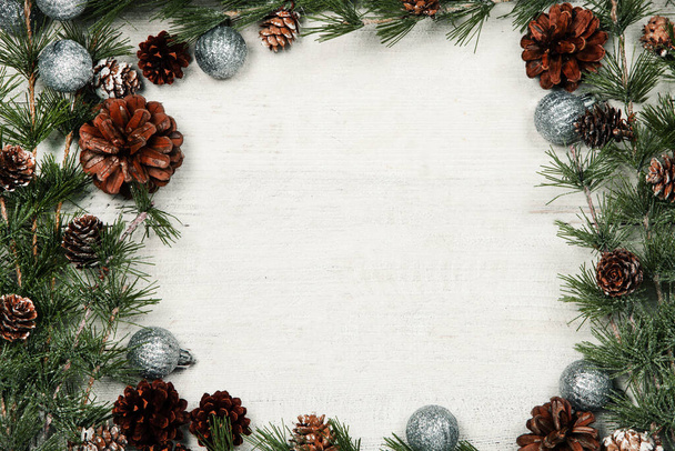 Boldog Új Évet 2020 üdvözlőkártyát. Karácsonyi ágak rusztikus fa háttér. Helyet a szövegnek. Felülnézet - Fotó, kép