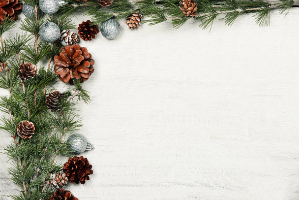Boldog Új Évet 2020 üdvözlőkártyát. Karácsonyi ágak rusztikus fa háttér. Helyet a szövegnek. Felülnézet - Fotó, kép