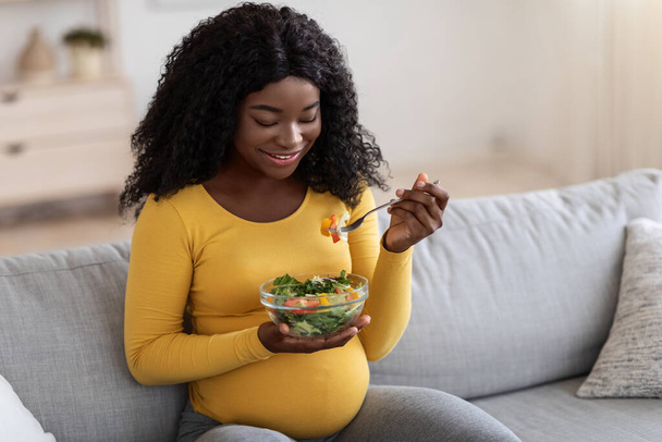 Sorrindo mulher grávida desfrutando de comida saudável, espaço de cópia - Foto, Imagem