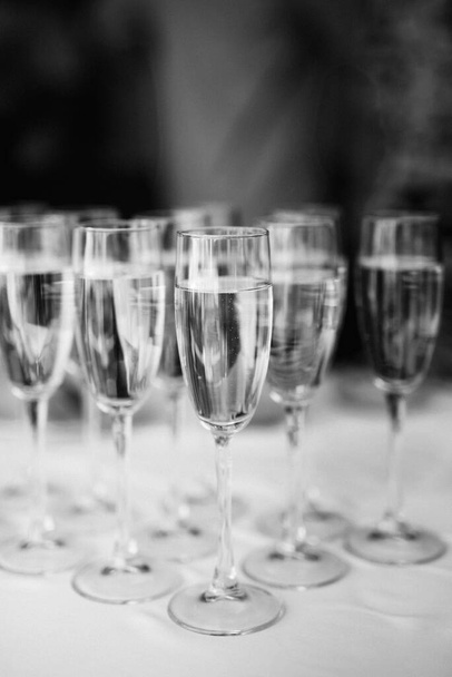 svatební sklenice na víno a šampaňské z křišťálu - Fotografie, Obrázek