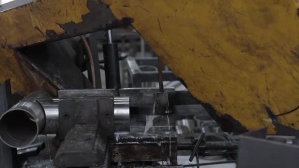 costura soldada en una sección de una tubería de acero con la ayuda de una máquina de pulir en el taller de metal - Metraje, vídeo