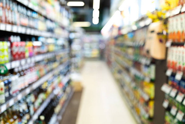 Arrière-plan de l'allée du supermarché, plan déconcentré de l'épicerie avec des étagères colorées - Photo, image