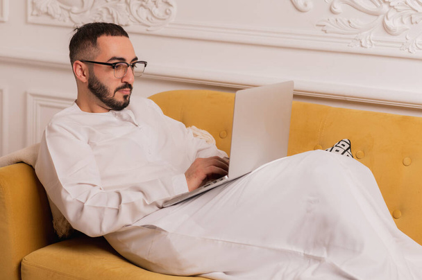 arabic programmer working on laptop at home - Foto, afbeelding
