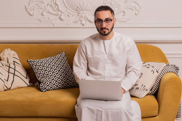 αραβικός προγραμματιστής που εργάζεται στο lap-top στο σπίτι - Φωτογραφία, εικόνα