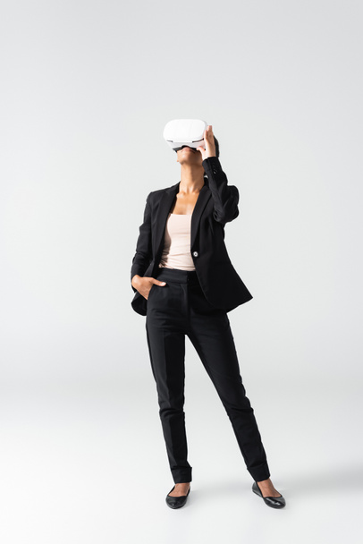 african american businesswoman in vr headset isolated on white - Foto, immagini