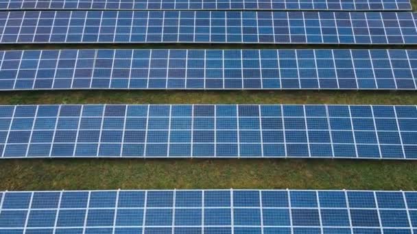 Πετώντας κοντά σε ένα μεγάλο αγρόκτημα των βιομηχανικών ηλιακών συλλεκτών στον τομέα - Πλάνα, βίντεο