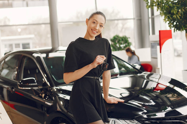 Stylish and elegant woman in a car salon - Foto, Imagen
