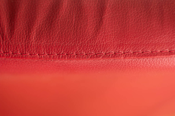 Punainen nahka sohva sauma ompelemalla patter lähikuva laukaus ylhäältä katsottuna. - Valokuva, kuva