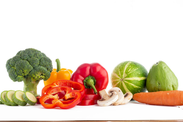 Csoport zöldségek különböző típusú és színű fehér háttér. Egészséges táplálkozás koncepciója - Fotó, kép