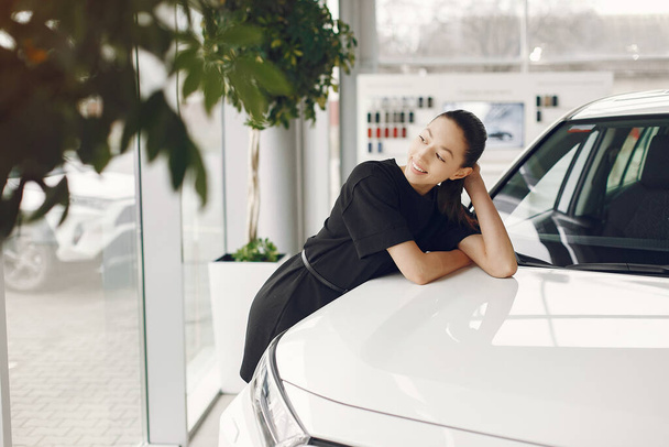 Stylish and elegant woman in a car salon - Foto, afbeelding