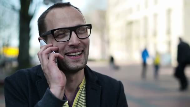 Man talking on cellphone in city - Felvétel, videó