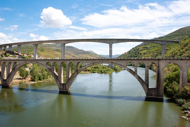 ポルトガルのアルトドゥロワイン産地ペソ・ダ・レグアにあるドゥロ川に架かる2つの橋 - 写真・画像