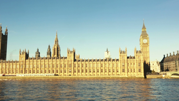 Panoraamanäkymät Westminsteriin Lontoossa auringonlaskun aikaan
 - Materiaali, video