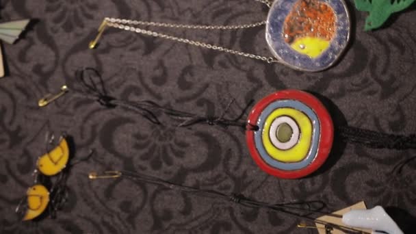 Kamille, houten kralen en decoratieve textielband van wit geborduurd weefsel - Video
