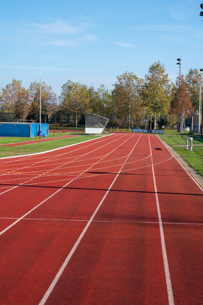 Ембрі червона бігова доріжка на відкритому шкільному стадіоні
 - Фото, зображення