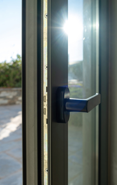 Detalle de puerta de aluminio. Marco de ventana de metal abierto vista de primer plano. Eficiencia energética, perfil de seguridad, fondo exterior borroso - Foto, Imagen