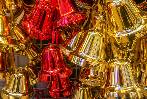 Kırmızı ve altın camlı Noel çanlarının şenlikli arka planı - Fotoğraf, Görsel