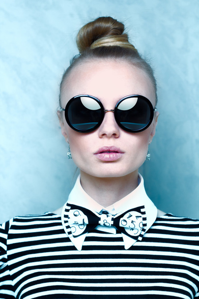 Sexy donna di moda con occhiali da sole
 - Foto, immagini