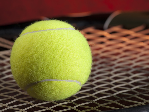 Tennis ball op de racket  - Foto, afbeelding
