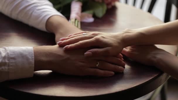 Pasgetrouwden houden elkaars hand vast en lopen naar het houten huis onherkenbare trouwjurk en sluier slow motion - Video
