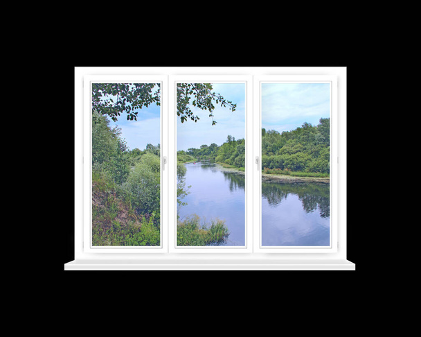 πανοραμικό παράθυρο με θέα στο πανέμορφο δασικό ποτάμι. Θέα από το παράθυρο στο πευκοδάσος και τη λίμνη. Τοπίο φαίνεται από το παράθυρο δωματίου - Φωτογραφία, εικόνα