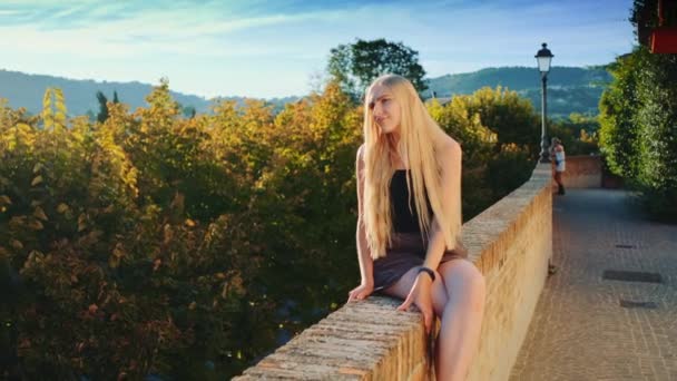 A nő élvezi a napsugarak nyáron - Felvétel, videó