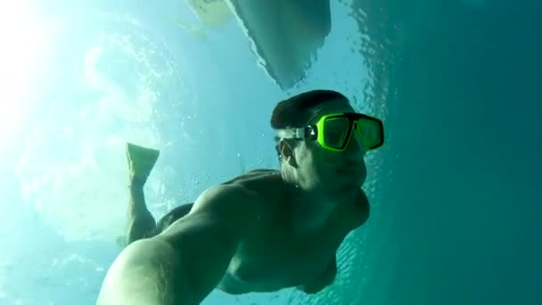 Άνθρωπος και ένα παιδί κάτω από το νερό με μάσκες αναπνευστήρα - Πλάνα, βίντεο