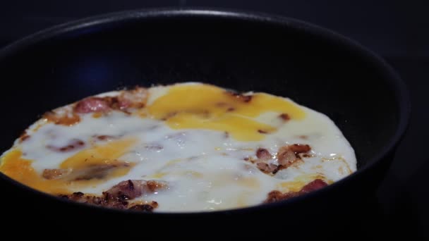 Pekonin ja paistettujen munien keittäminen - Materiaali, video