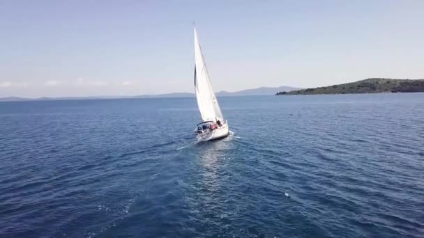 Velero en las islas Kornati aéreo - Imágenes, Vídeo