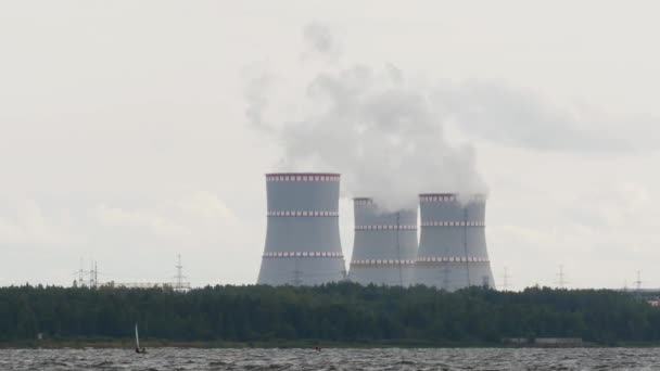 Κάπνισμα εργοστάσιο πυρηνικής ενέργειας βιομηχανικό τοπίο. ρύπανση και κλιματική αλλαγή - Πλάνα, βίντεο