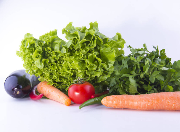 Légumes frais sur bois - fond de bois bleu. Poivre, tomate, carotte - Photo, image